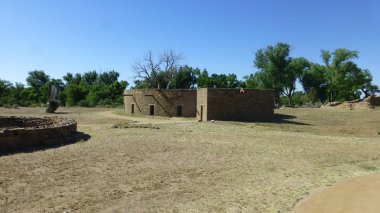 büyüme ve mavi gökyüzü ile eski taş kalıntıları