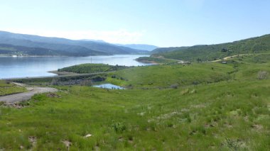 Yeşillik ve ağaçları ile şaşırtıcı doğa manzara