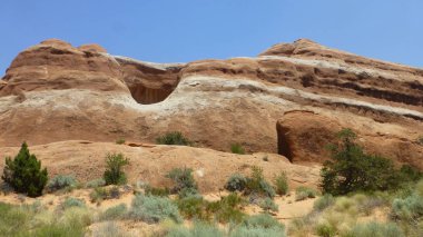 Şaşırtıcı doğa manzara kayalık mağaralar ve dağ