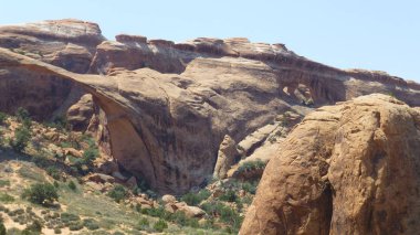 Şaşırtıcı doğa manzara kayalık mağaralar ve dağ