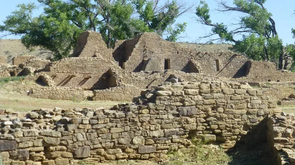 büyüme ve mavi gökyüzü ile eski taş kalıntıları