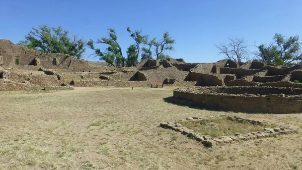 büyüme ve mavi gökyüzü ile eski taş kalıntıları