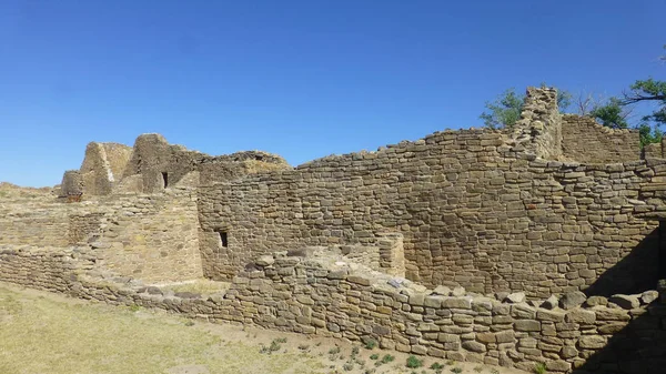 mavi gökyüzü ile güneş ışığında eski taş kalıntıları