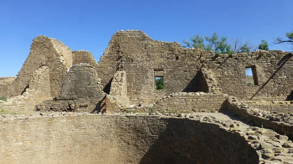 mavi gökyüzü ile güneş ışığında eski taş kalıntıları