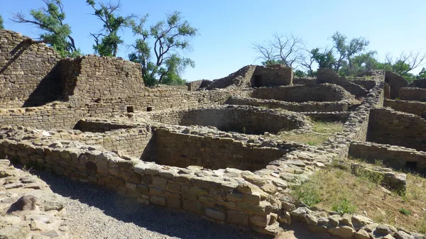 büyüme ve mavi gökyüzü ile eski taş kalıntıları