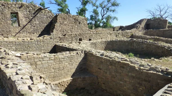 büyüme ve mavi gökyüzü ile eski taş kalıntıları