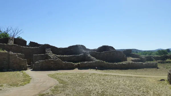 Ruinas Piedra Vieja Con Crecimiento Cielo Azul — Foto de Stock
