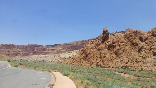 Vista Carretera Que Extiende Través Del Paisaje Del Cañón —  Fotos de Stock