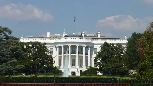 日光の下のホワイトハウスの風光明媚な眺め ワシントン アメリカ — ストック写真