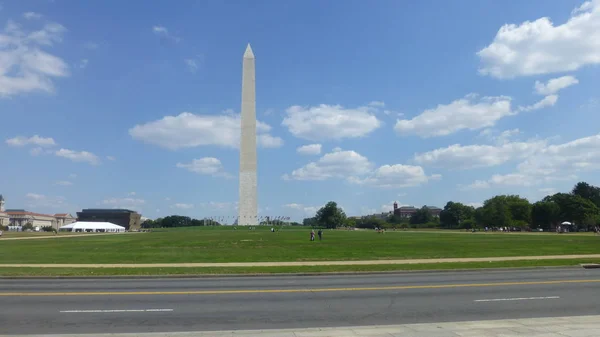 Vista Distante Washington Monumento Com Gramado Verde — Fotografia de Stock