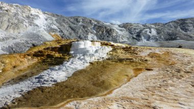 parlak güneş ışığında dağlık manzara buzul doğal görünümü