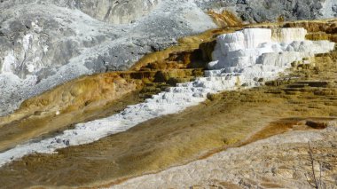 parlak güneş ışığında dağlık manzara buzul doğal görünümü