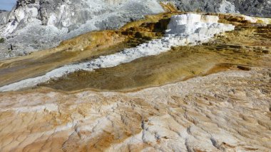 parlak güneş ışığında dağlık manzara buzul doğal görünümü