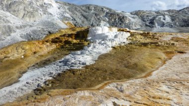 parlak güneş ışığında dağlık manzara buzul doğal görünümü