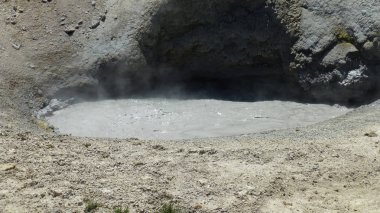 koyu buhar ile doğal kaplıca görünümü