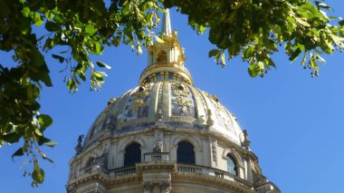 Hotel des Invalides mavi gökyüzünde yeşillikli kubbe, Paris, Fransa