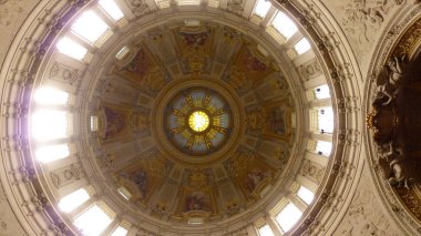 altın ve fretwork ile eski kilise kubbedüşük açı görünümü