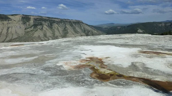 明るい日差しの中の山岳風景の氷河の風光明媚な眺め — ストック写真