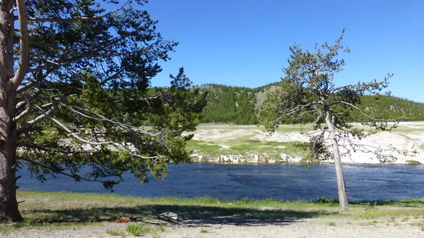 Yemyeşil Parlak Güneş Işığı Altında Tepeler Ile Çevrili Mount Nehir — Stok fotoğraf