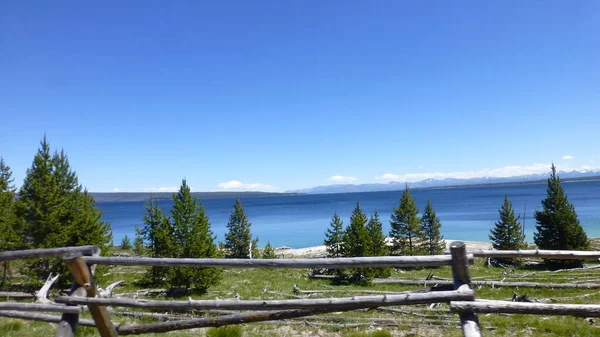 Blauer Himmel Und Ferne Berge Über Dem See Mit Viel — Stockfoto