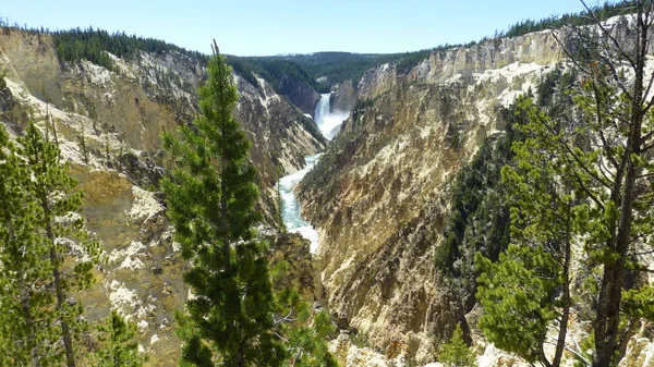 令人惊叹的山景与瀑布和蓝天 — 图库照片