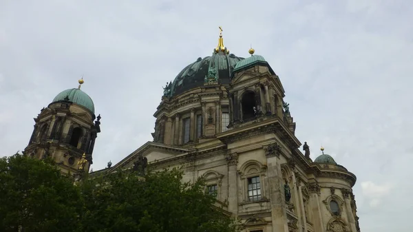 Berliner Dom Byggnad Med Molnigt Himmel Och Grönska — Stockfoto