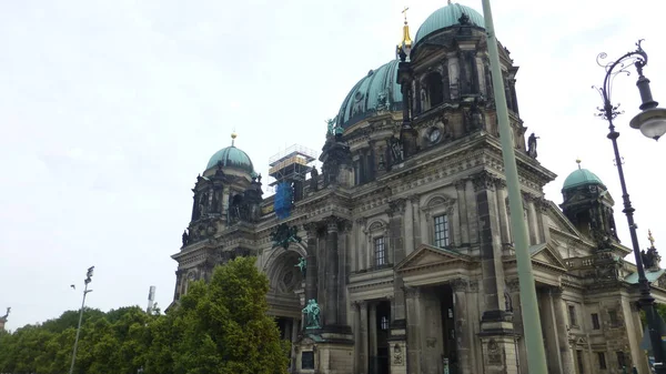 Berliner Dom Building Cloudy Sky Greenery — Stock Photo, Image