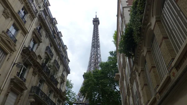 Torre Eiffel Céu Nublado Rodeado Vegetação Casas — Fotografia de Stock