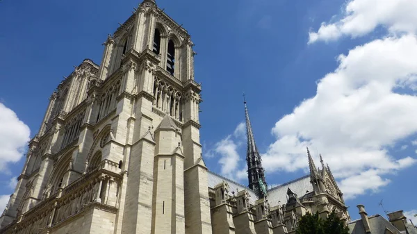 notre dame de paris binasının düşük açı görünümü