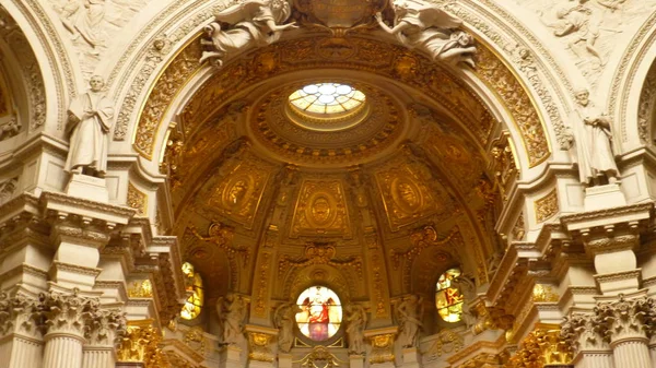 Vista Angolo Basso Della Vecchia Cupola Della Chiesa Con Oro — Foto Stock