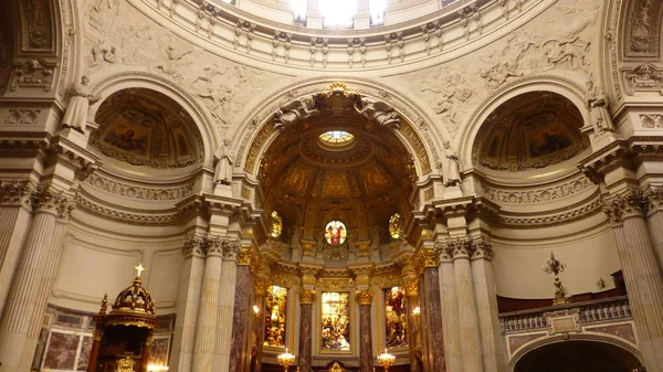 Vista Dell Interno Della Vecchia Chiesa Con Oro Traforo — Foto Stock