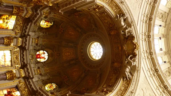 Vista Angolo Basso Della Vecchia Cupola Della Chiesa Con Oro — Foto Stock