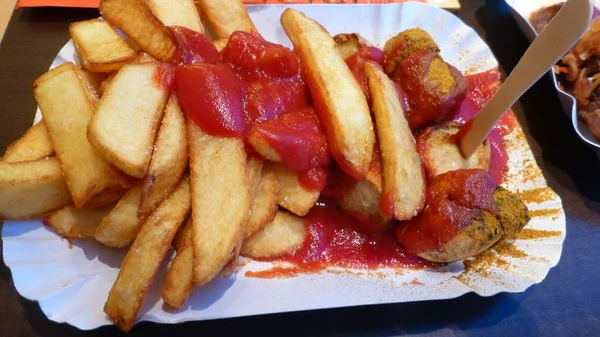 Portion Bratkartoffeln Mit Curry Und Ketchup — Stockfoto