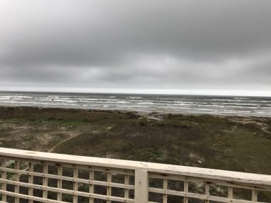 deniz üzerinde bulutlu gökyüzü manzara görünümü 