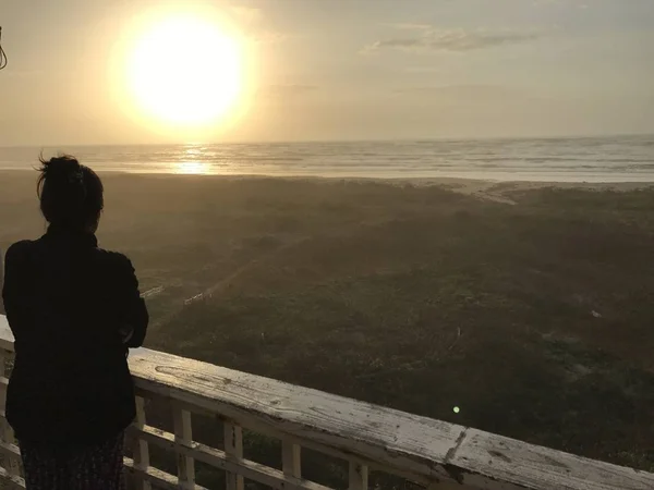 Silhueta Mulher Olhando Para Pôr Sol Sobre Mar — Fotografia de Stock