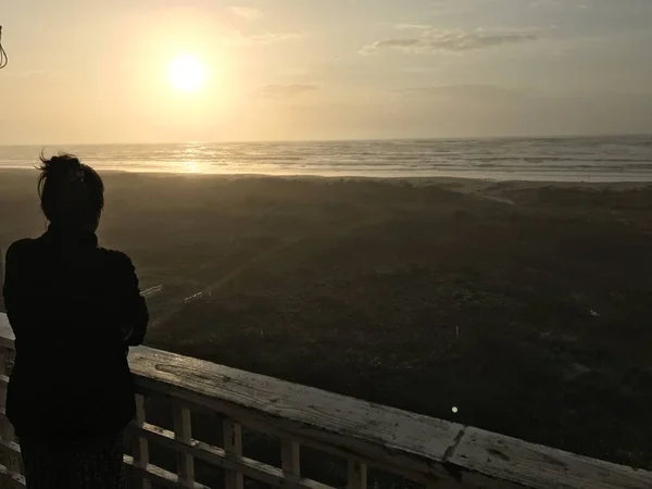 Silhueta Mulher Olhando Para Pôr Sol Sobre Mar — Fotografia de Stock