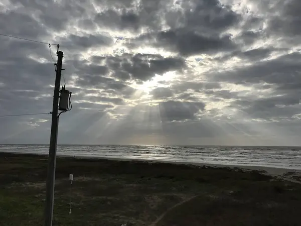 Raios Sol Caindo Céu Nublado Água Oceano Praia — Fotografia de Stock