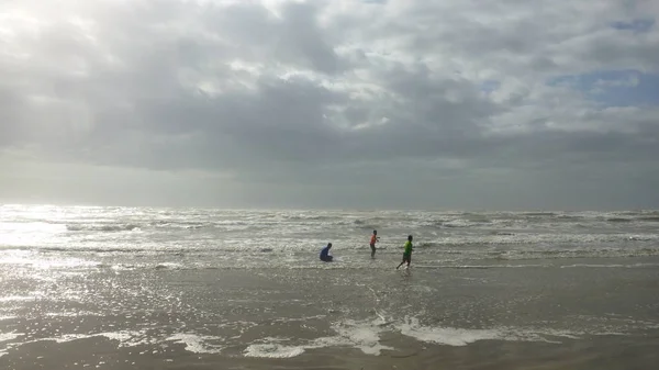 Ásia Crianças Ter Diversão Praia Durante Nublado Dia — Fotografia de Stock