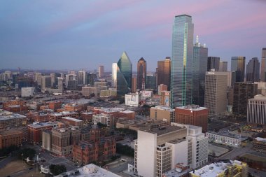 gün batımı gökyüzü ile dallas şehir modern binalar