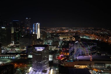 Geceleri aydınlatılan dallas şehir modern binalar