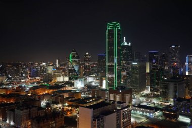 Geceleri aydınlatılan dallas şehir modern binalar
