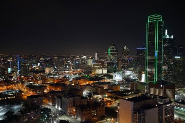 Geceleri aydınlatılan dallas şehir modern binalar