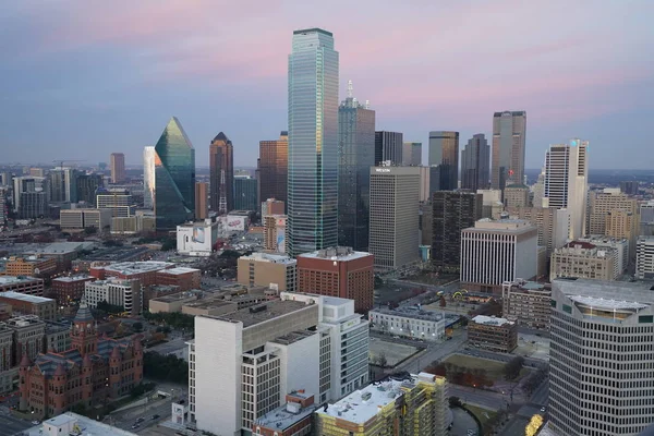 gün batımı gökyüzü ile dallas şehir modern binalar