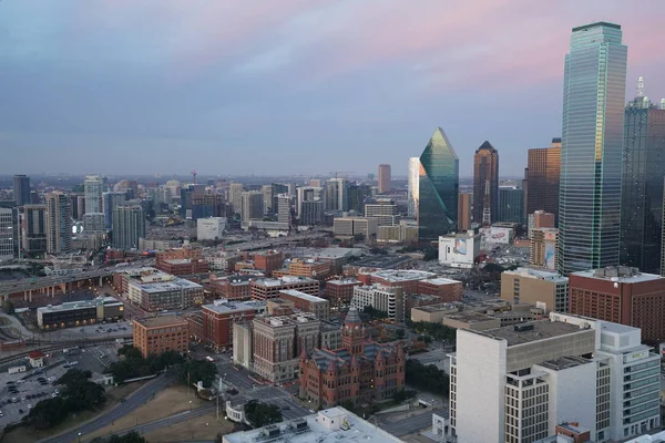 gün batımı gökyüzü ile dallas şehir modern binalar
