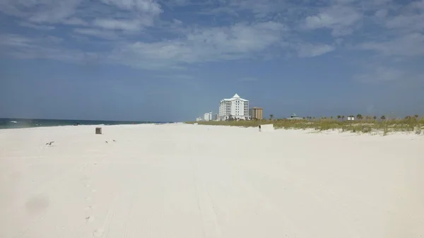 Pohled Písčitou Pláž Vzdálenými Budovami Oblačnou Oblohou — Stock fotografie