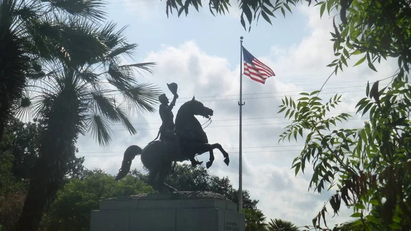 Monumento Homem Cavalo Com Vegetação Tropical Bandeira Dos Eua Céu — Fotografia de Stock