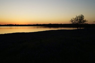 Gölde yansıtan güzel günbatımı gökyüzü