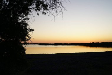 Gölde yansıtan güzel günbatımı gökyüzü