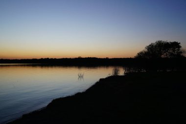 Gölde yansıtan güzel günbatımı gökyüzü