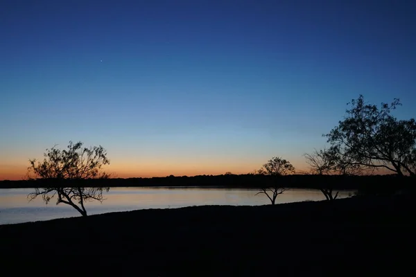 Hermoso Cielo Atardecer Reflejándose Lago — Foto de Stock